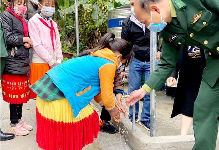 Bộ TN-MT trao tặng công trình nước sạch vùng cao tại Lũng Cú