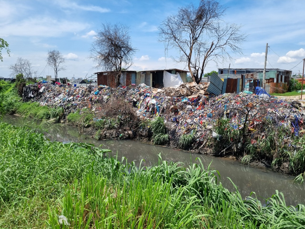 Ô nhiễm ở các khu dân cư xã chuẩn nông thôn mới xã Đông Thạnh, huyện Hóc Môn