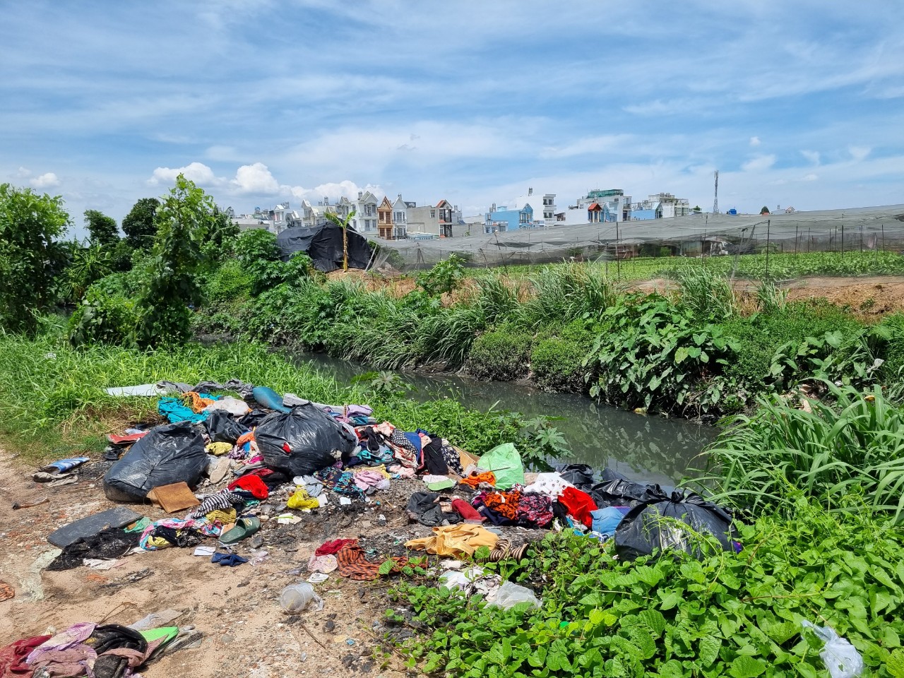 Ô nhiễm ở các khu dân cư xã chuẩn nông thôn mới xã Đông Thạnh, huyện Hóc Môn