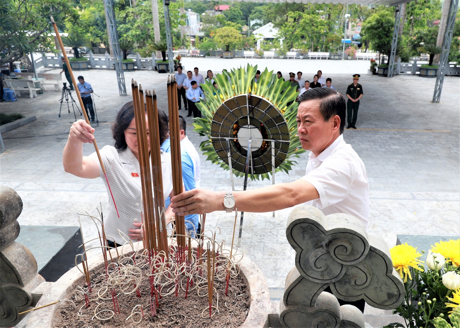 Bộ trưởng Bộ TN&MT Đặng Quốc Khánh viếng các Anh hùng liệt sỹ tại Nghĩa trang Liệt sỹ Quốc gia Vị Xuyên