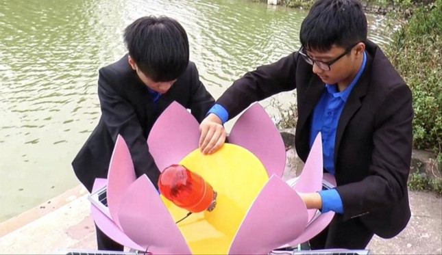 Đóa sen chống ô nhiễm của 'đôi bạn cùng tiến'