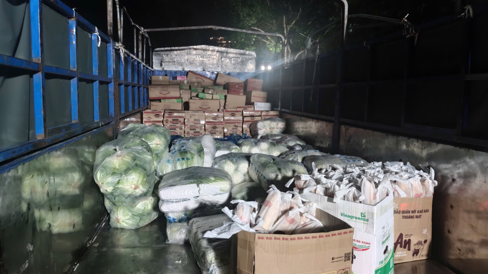 Quản lý thị trường Lào Cai chung tay cùng người dân địa phương vượt lũ