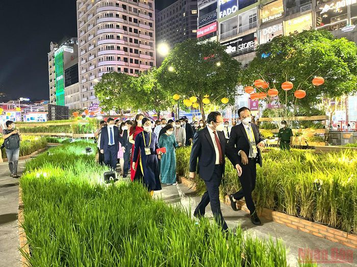 Đường hoa Nguyễn Huệ Tết Nhâm Dần chính thức mở cửa phục vụ người dân
