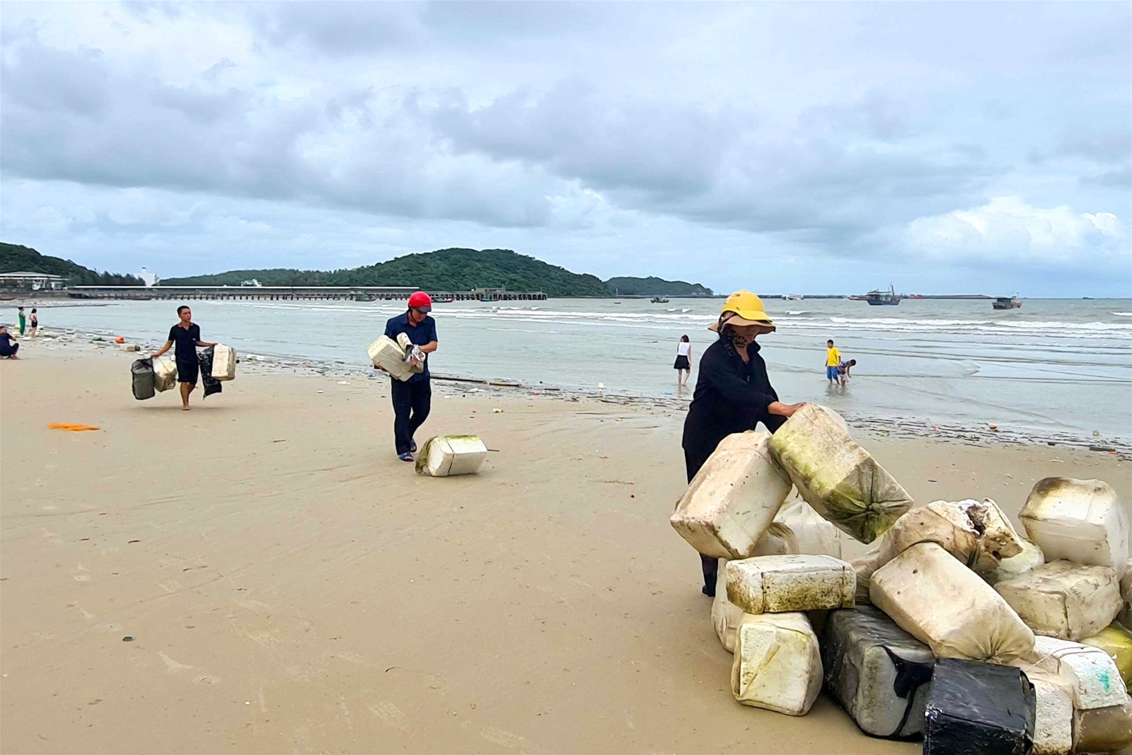 7km bãi biển Tình Yêu ở Cô Tô ngập rác phao xốp