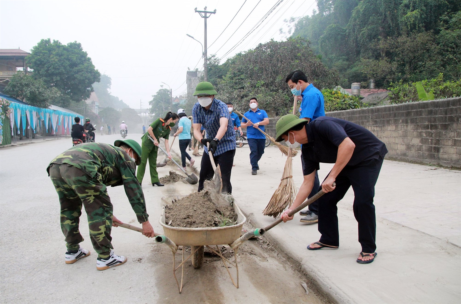 Bí thư Huyện uỷ Yên Bình cùng gần 400 cán bộ, người dân ra quân vệ sinh môi trường