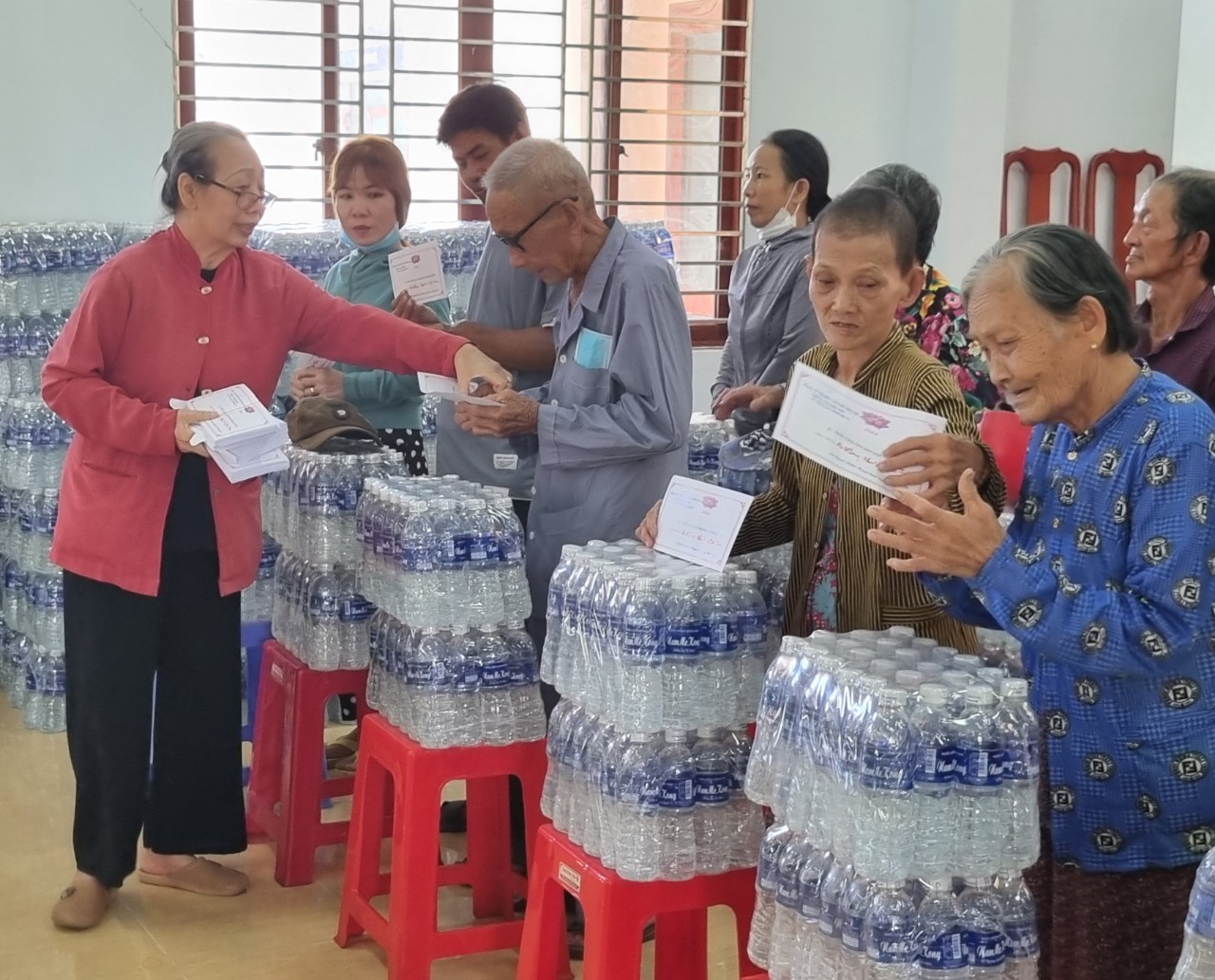 Bến Tre: Chung tay hỗ trợ bà con vùng hạn, mặn tại huyện Bình Đại