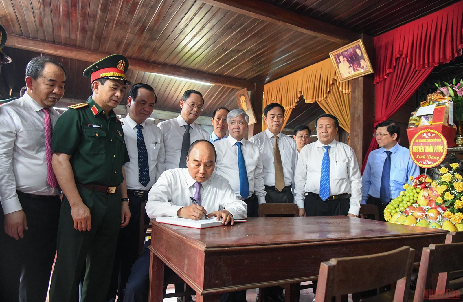 Chủ tịch nước Nguyễn Xuân Phúc dâng hương Thành cổ Quảng Trị và Khu lưu niệm Tổng Bí thư Lê Duẩn