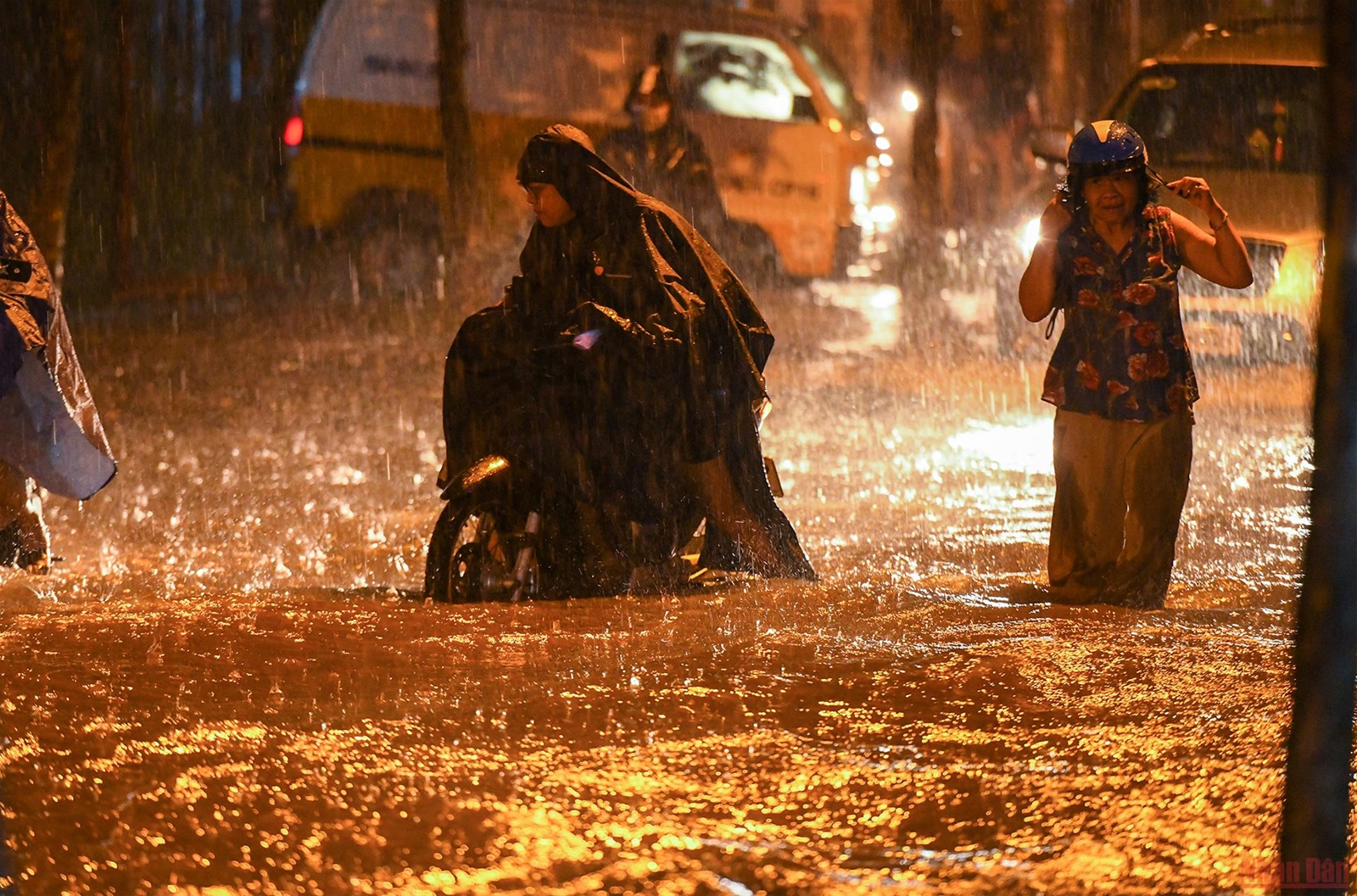 Nhiều tuyến phố ở Hà Nội ngập sâu sau cơn mưa lớn