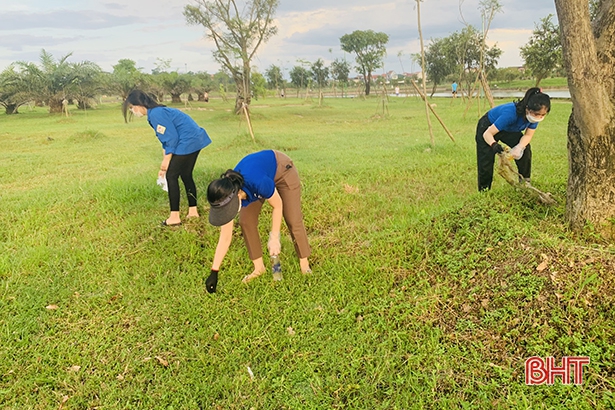 Ra quân thu gom rác thải, làm sạch môi trường tại công viên lớn nhất Hà Tĩnh