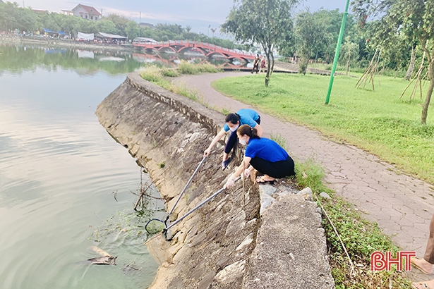 Ra quân thu gom rác thải, làm sạch môi trường tại công viên lớn nhất Hà Tĩnh