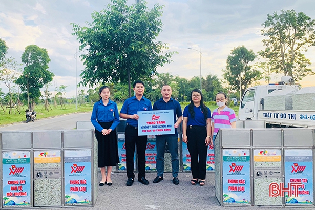 Ra quân thu gom rác thải, làm sạch môi trường tại công viên lớn nhất Hà Tĩnh