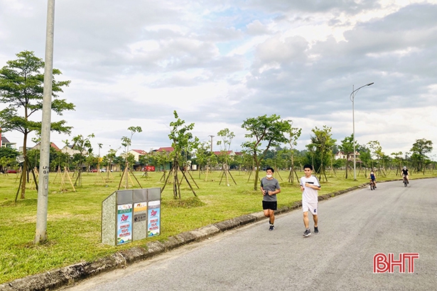 Ra quân thu gom rác thải, làm sạch môi trường tại công viên lớn nhất Hà Tĩnh