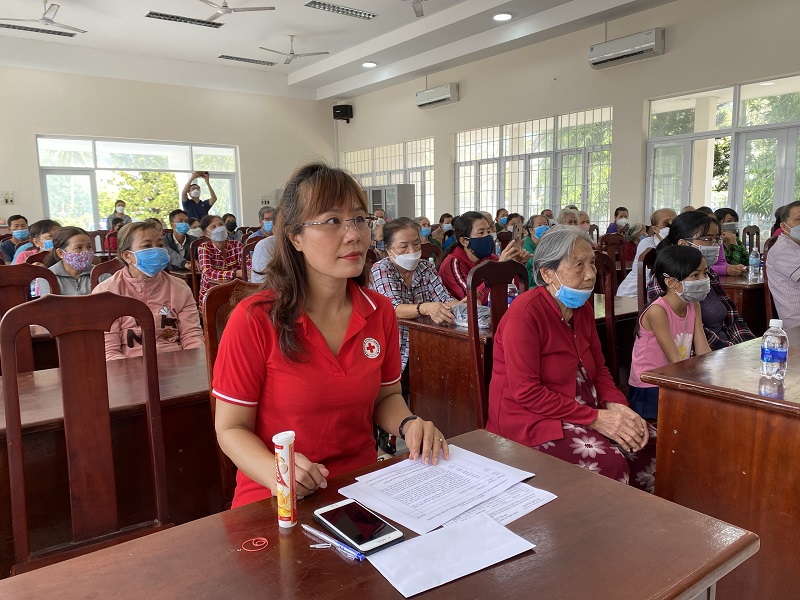 Tạp chí Tài nguyên và Môi trường trao tặng quà cho các gia đình chính sách tại Côn Đảo