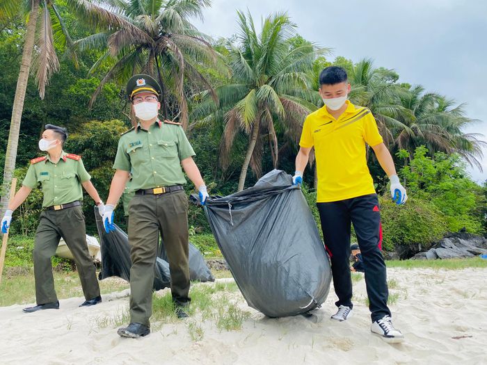 Thanh niên Quảng Ninh chung tay làm sạch môi trường Di sản vịnh Hạ Long