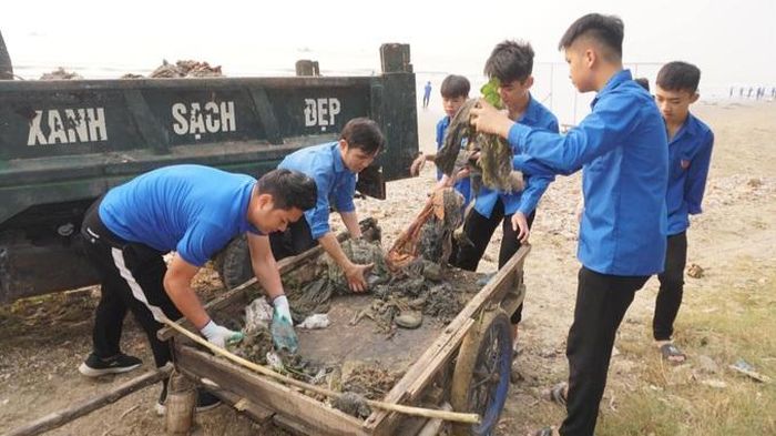 Hàng trăm thanh niên tổ chức dọn rác bãi biển Sầm Sơn