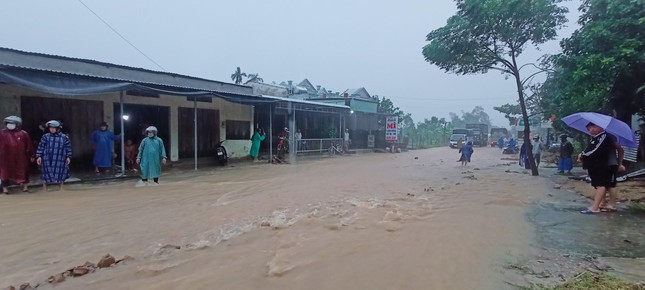 Mưa lớn gây sạt lở quốc lộ14B ở Quảng Nam