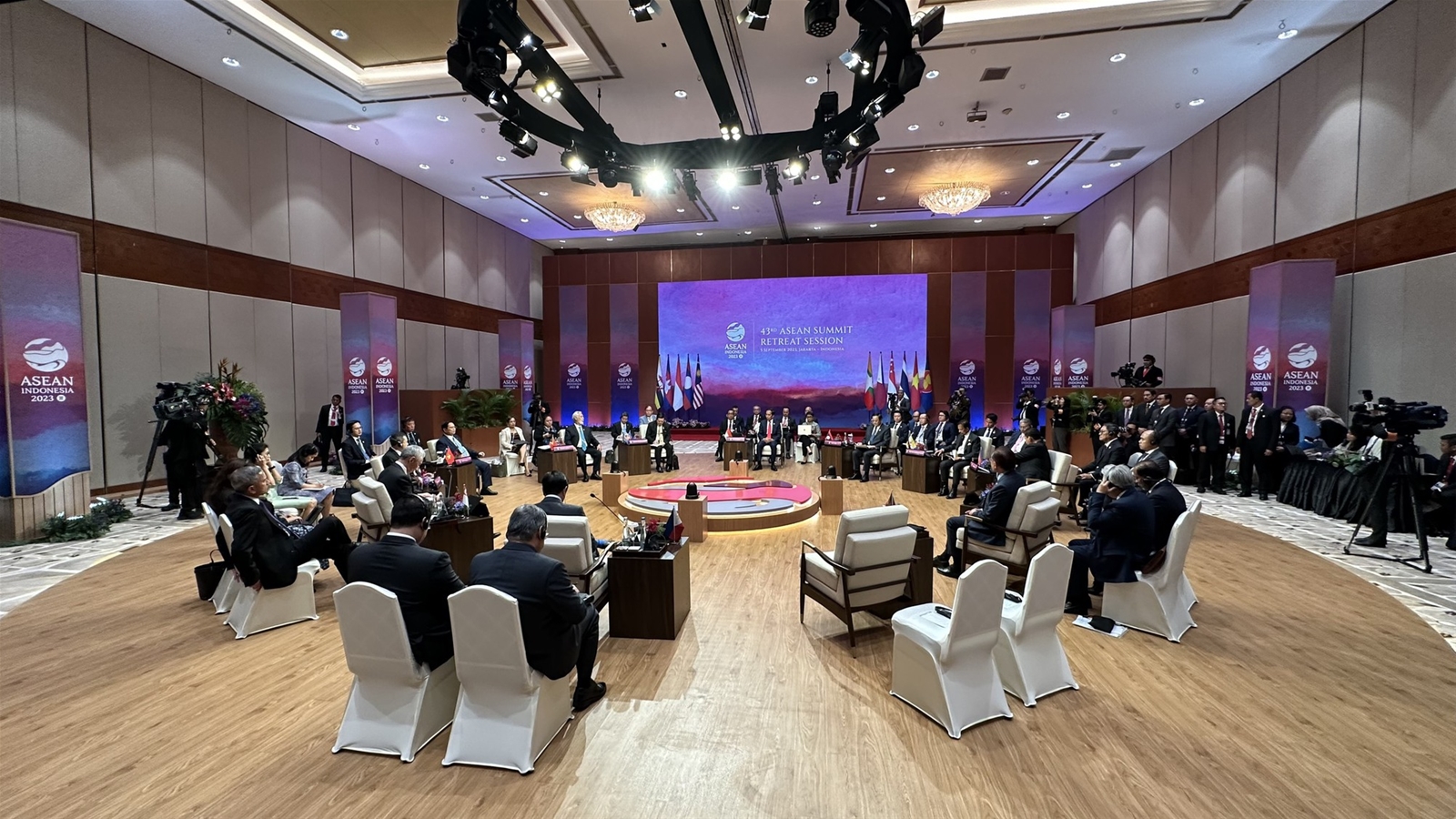 Thủ tướng khẳng định 'câu trả lời duy nhất' để ASEAN giữ vững vai trò trung tâm