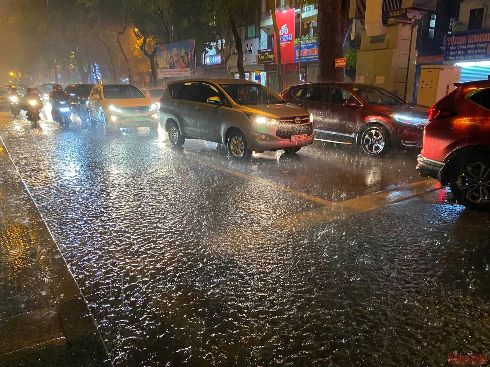 Hình ảnh nhiều tuyến phố ở Hà Nội ngập, ùn tắc do mưa lớn