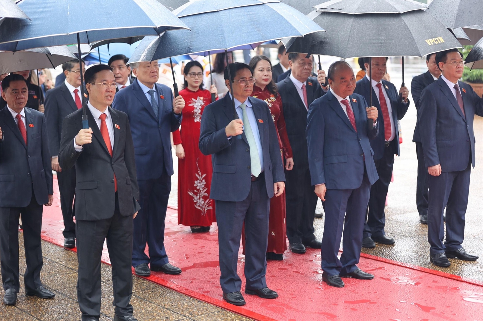 Các lãnh đạo Đảng, Nhà nước và đại biểu Quốc hội vào Lăng viếng Chủ tịch Hồ Chí Minh