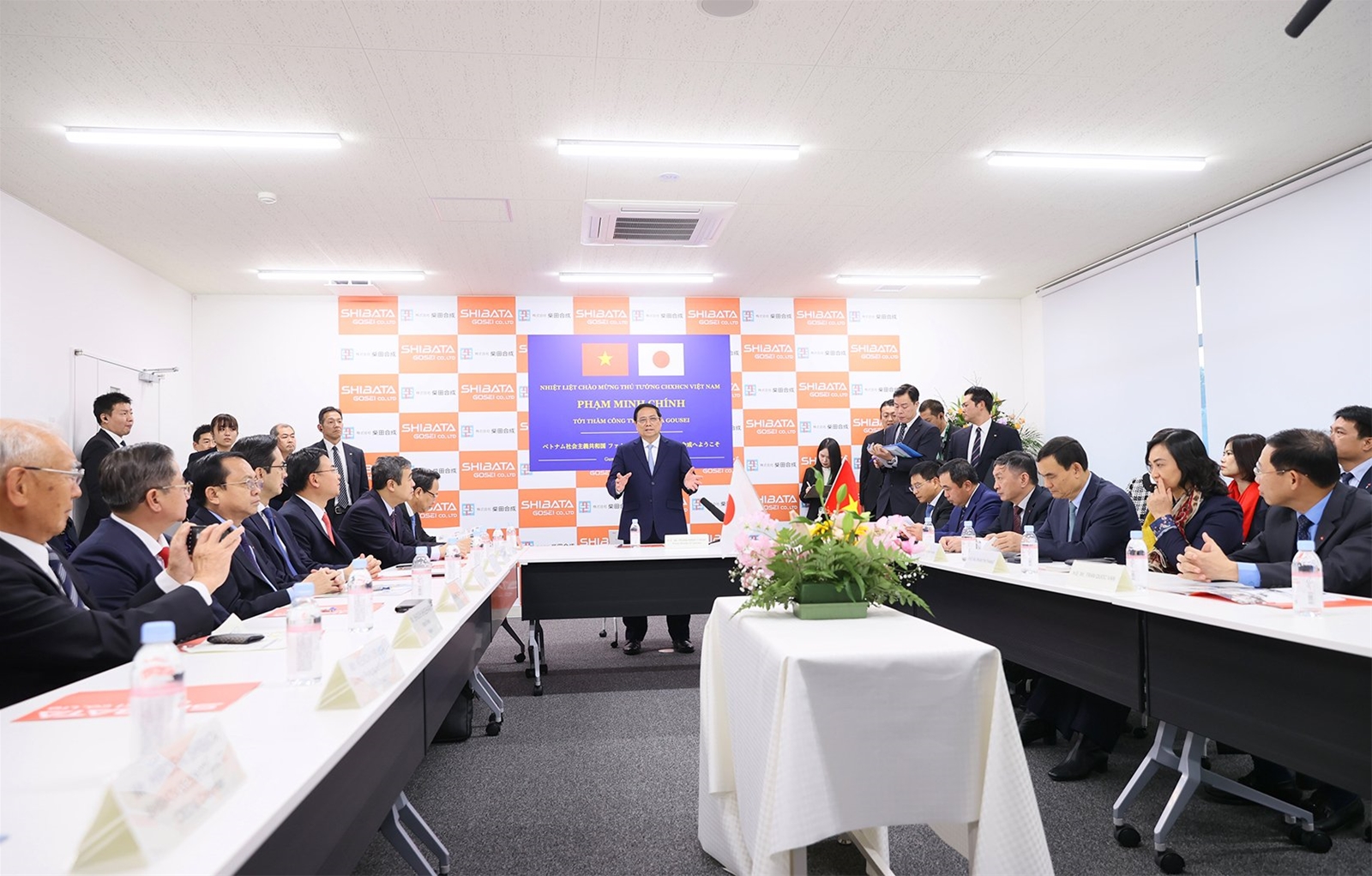 Thủ tướng Phạm Minh Chính thăm doanh nghiệp tiêu biểu của Nhật Bản và động viên công nhân Việt Nam