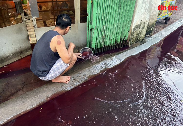 TP Hồ Chí Minh: Xuất hiện màu nước lạ bất thường sau mưa lớn