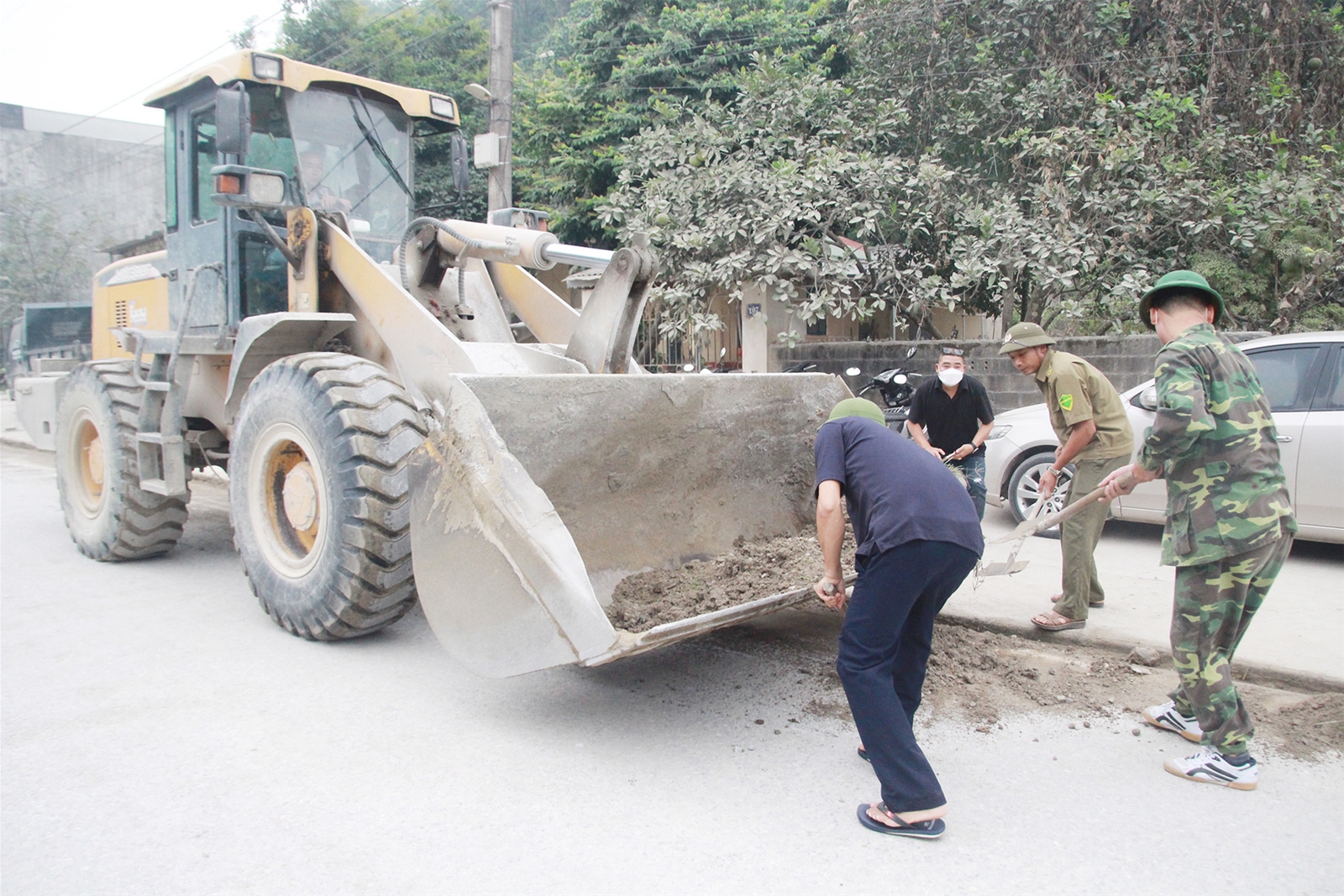 Bí thư Huyện uỷ Yên Bình cùng gần 400 cán bộ, người dân ra quân vệ sinh môi trường