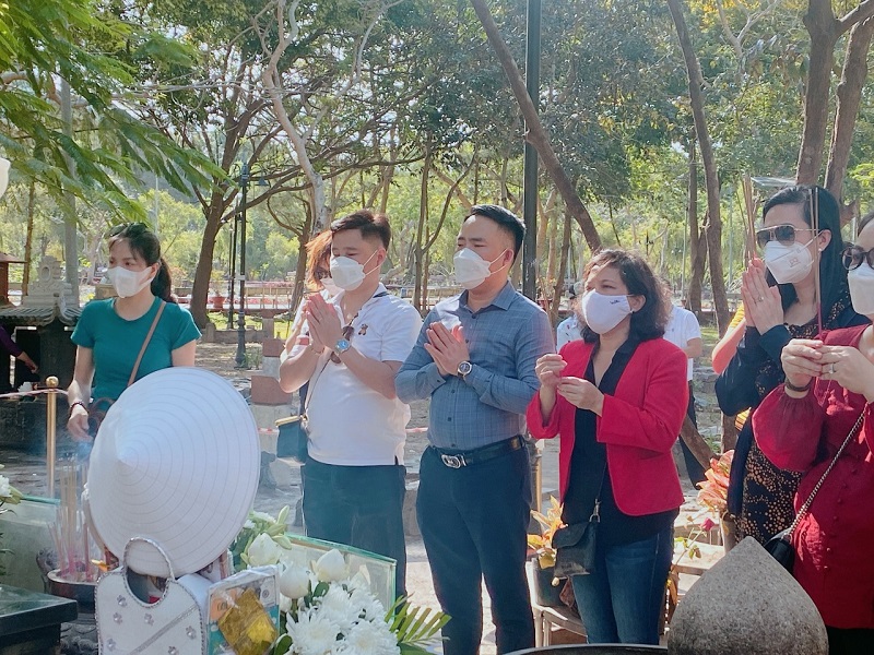 Tạp chí Tài nguyên và Môi trường trao tặng quà cho các gia đình chính sách tại Côn Đảo