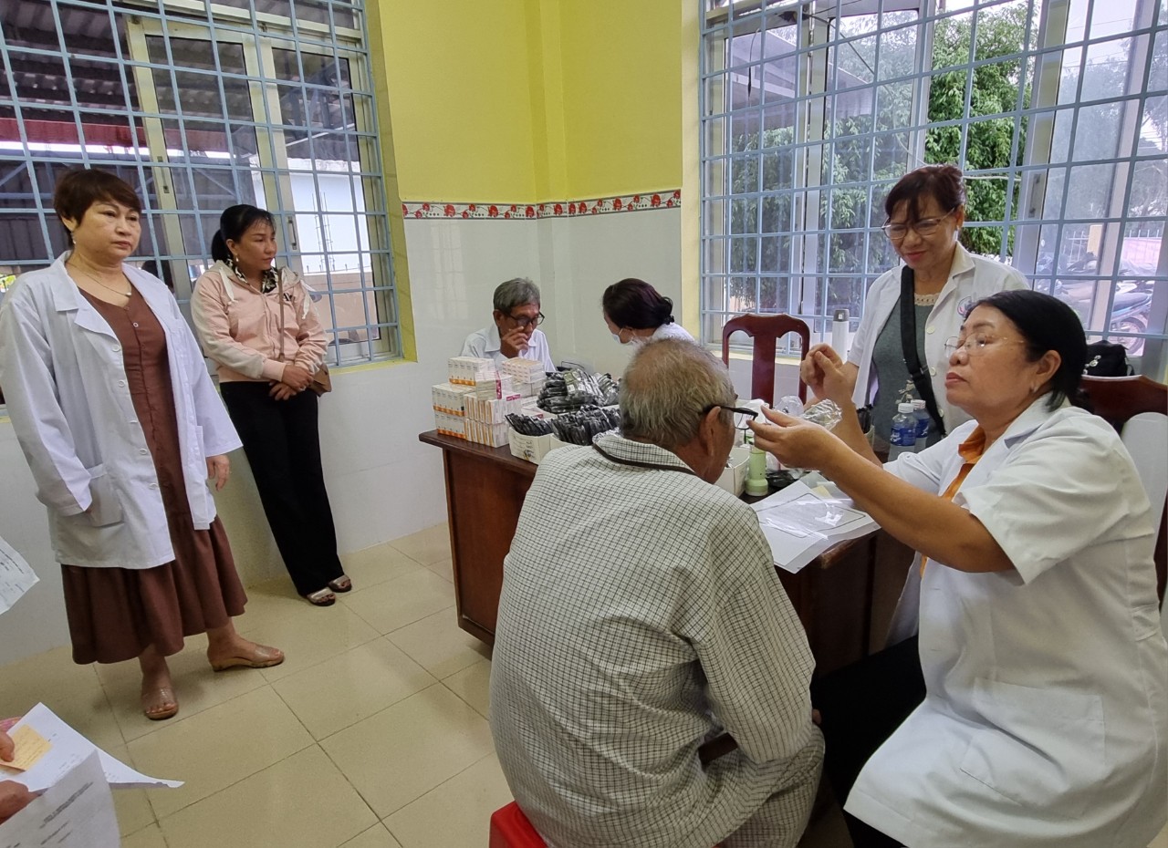 Kiên Giang: Khám sức khoẻ và trao tặng quà cho bà con xã vùng sâu vùng xa nhân Kỷ niệm ngày Thương binh Liệt sĩ