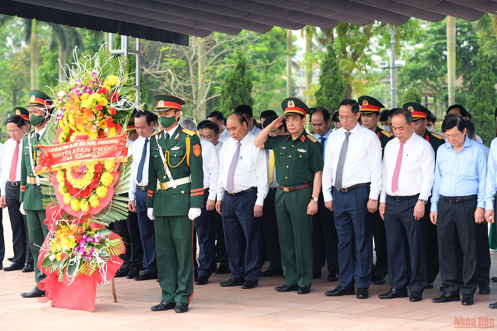Chủ tịch nước Nguyễn Xuân Phúc dâng hương Thành cổ Quảng Trị và Khu lưu niệm Tổng Bí thư Lê Duẩn