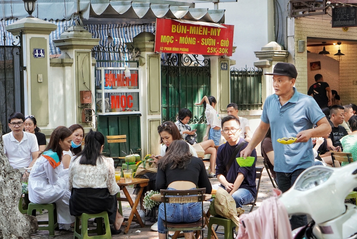 Người Hà Nội đổ ra phố tận hưởng tiết trời thu