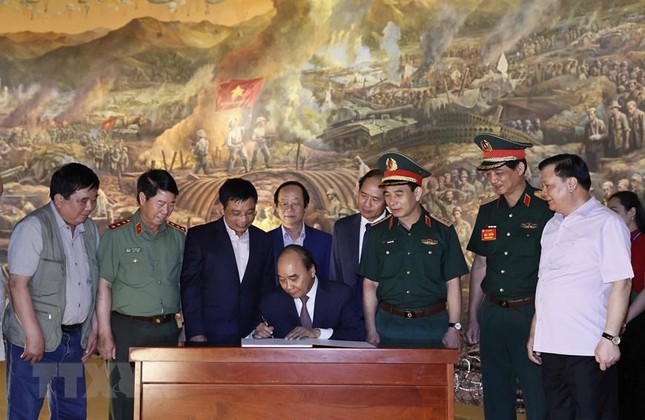Chủ tịch nước Nguyễn Xuân Phúc thăm và làm việc tại Điện Biên