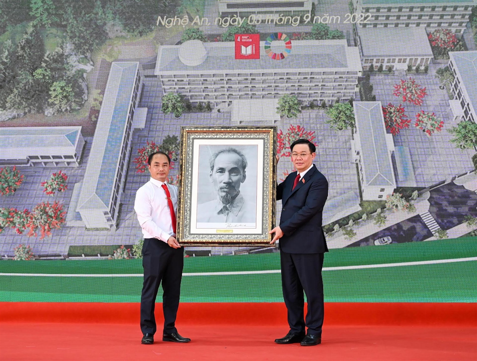 Chủ tịch Quốc hội dự Lễ khánh thành công trình Trường trung học phổ thông Kỳ Sơn