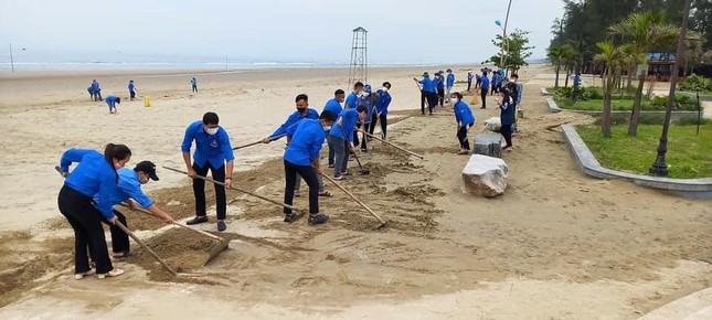 Độc đáo cá voi đựng rác thải nhựa trên bãi biển