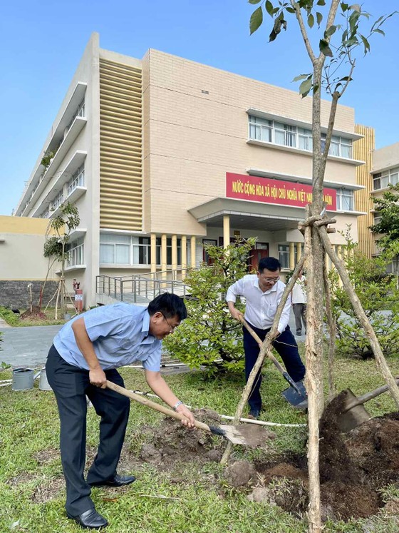 Huyện Bình Chánh ra quân tổng vệ sinh và trồng cây xanh
