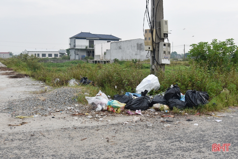 Rác bừa bãi trên nhiều tuyến đường ở xã trung tâm Lộc Hà
