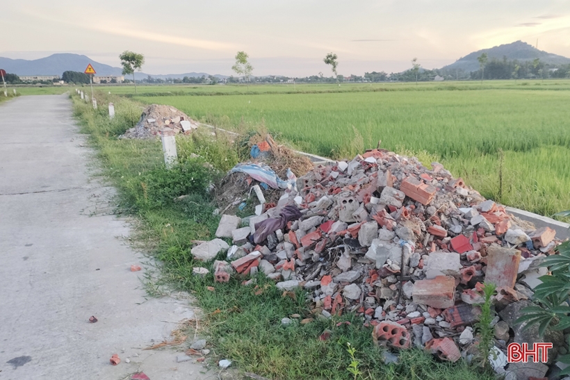 Rác bừa bãi trên nhiều tuyến đường ở xã trung tâm Lộc Hà