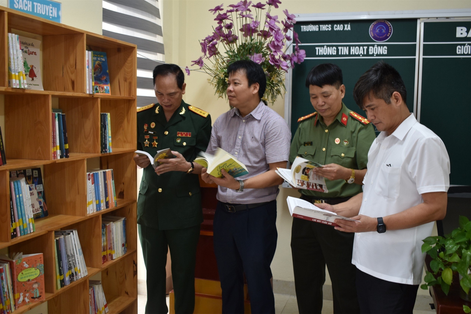 Bắc Giang: Trao tặng hai 
