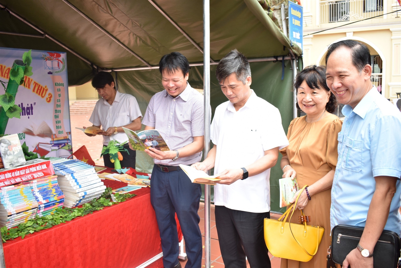 Bắc Giang: Trao tặng hai 