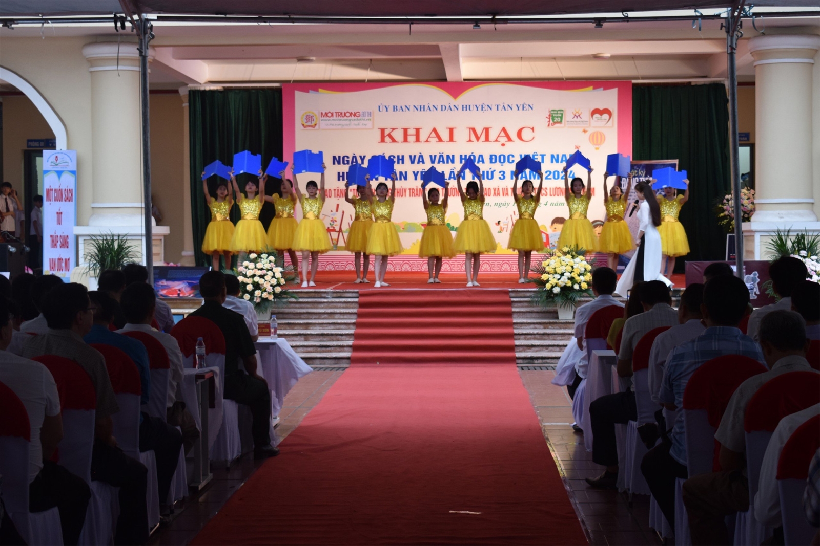 Bắc Giang: Trao tặng hai 