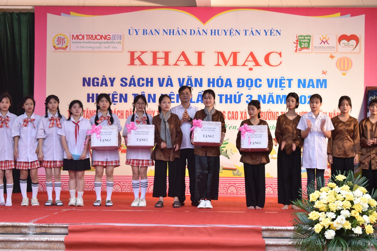 Bắc Giang: Trao tặng hai 