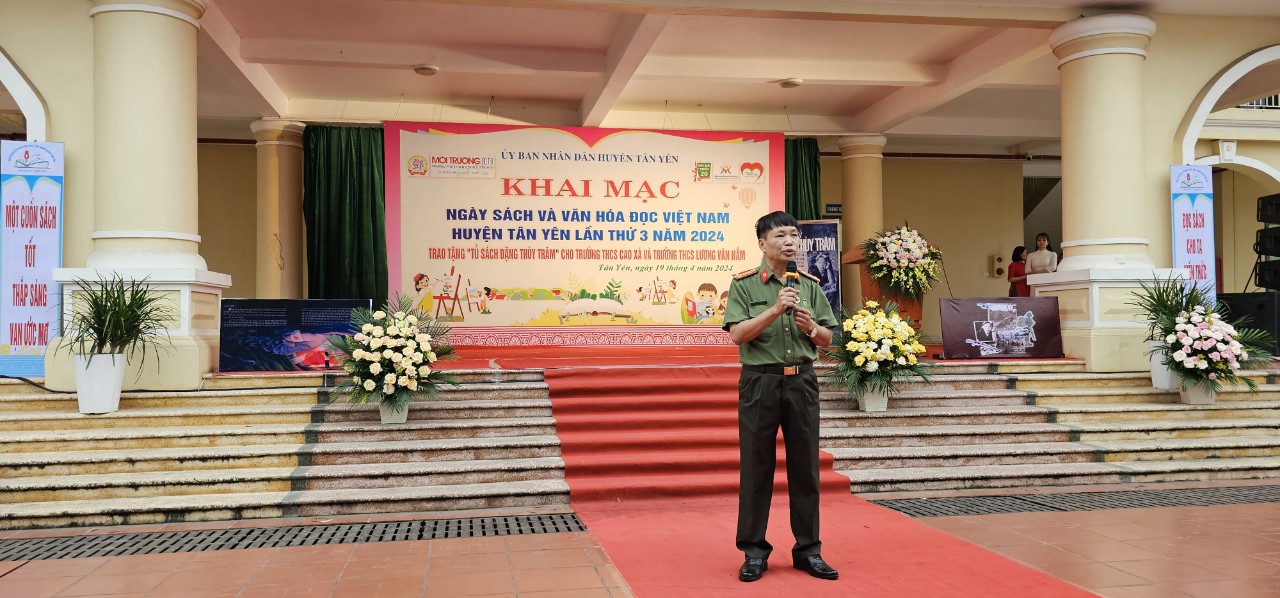 Bắc Giang: Trao tặng hai 