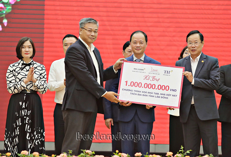 Thủ tướng Phạm Minh Chính dự Lễ tiếp nhận ủng hộ Chương trình Xoá nhà tạm tại Lâm Đồng