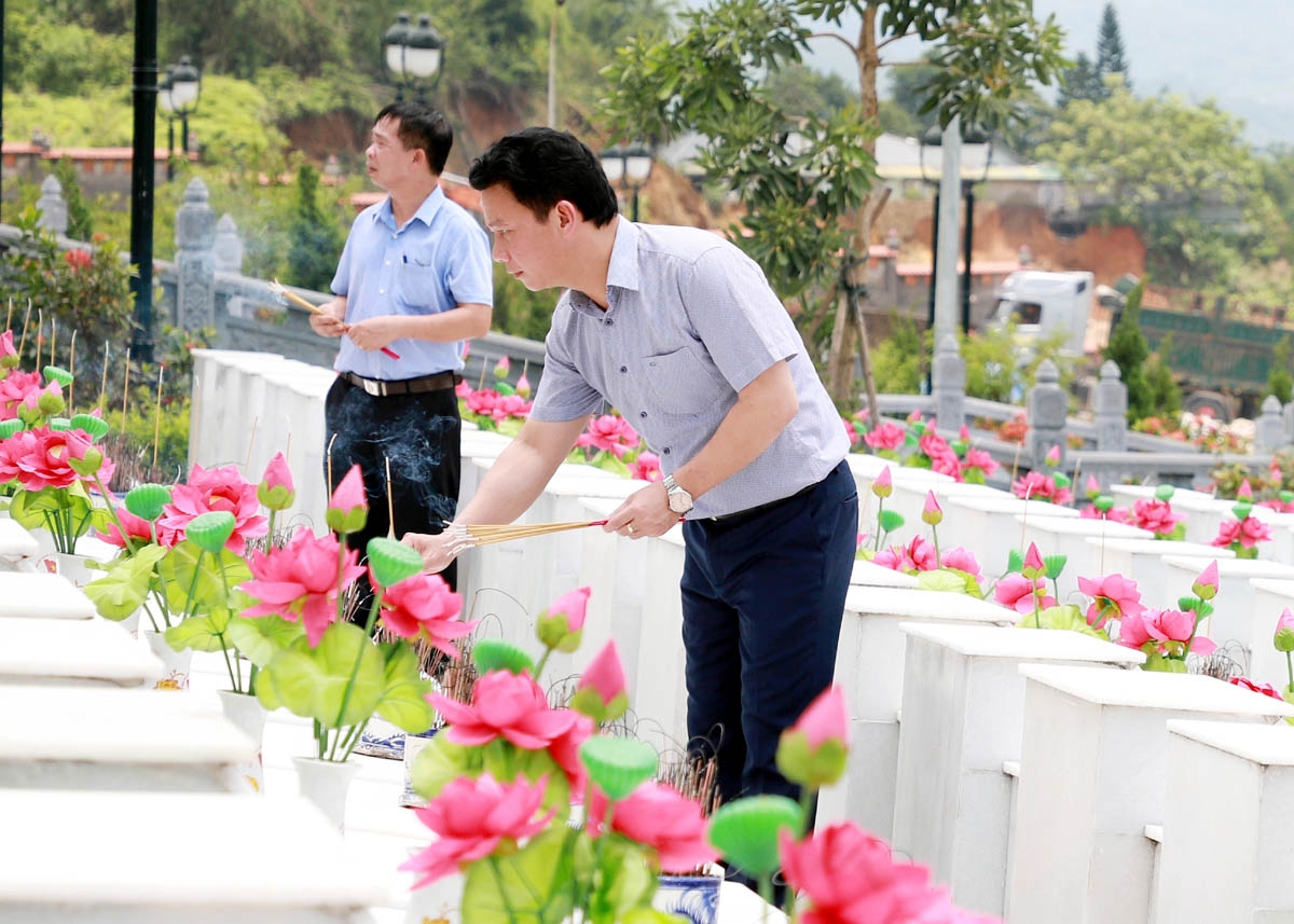 Bộ trưởng Bộ TN&MT Đặng Quốc Khánh viếng các Anh hùng liệt sỹ tại Nghĩa trang Liệt sỹ Quốc gia Vị Xuyên