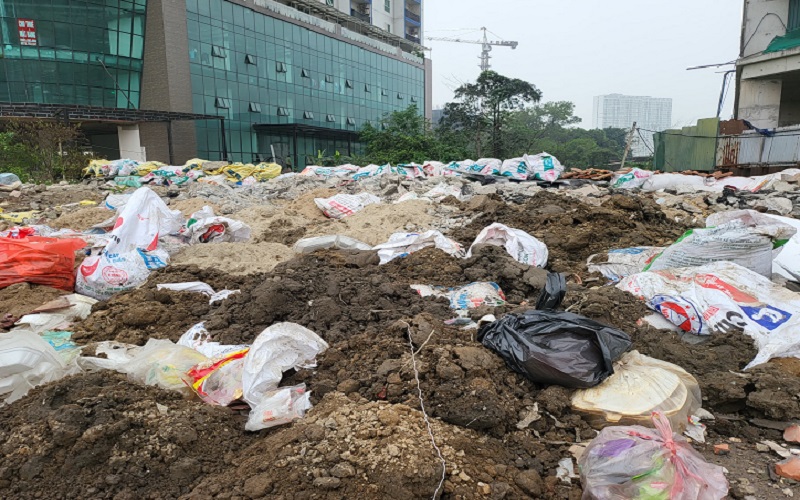 Hà Nội: Ngang nhiên đổ trộm phế thải bừa bãi tại xóm Tháp, Nam Từ Liêm