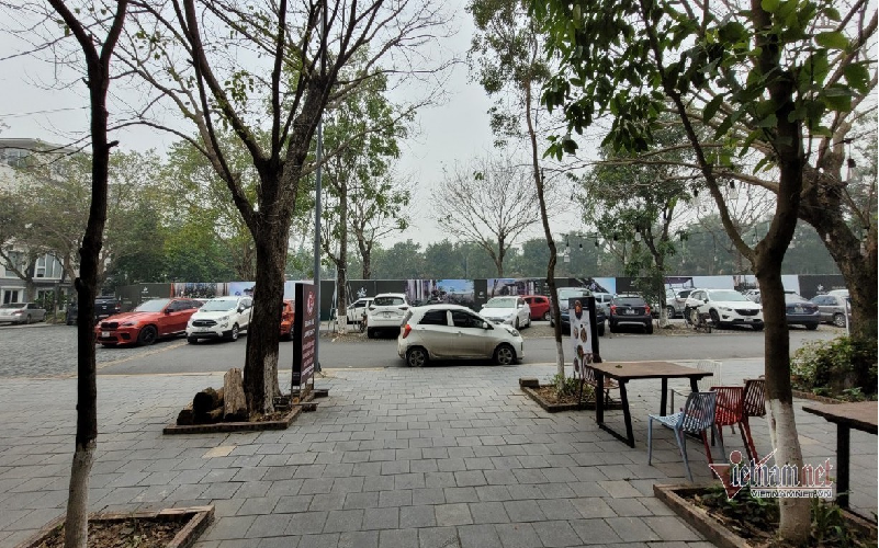 Bất thường hàng loạt ô tô bị bắn vỡ kính ở khu đô thị Ecopark