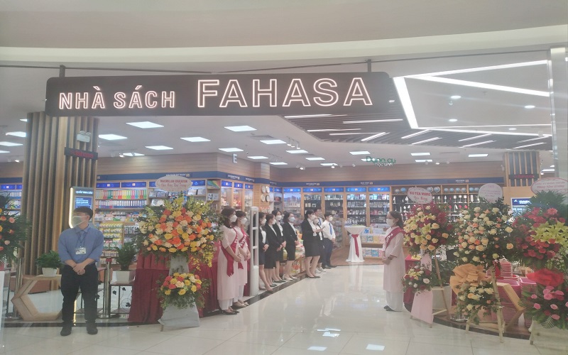 Tưng bừng khai trương nhà sách FAHASA Long Biên