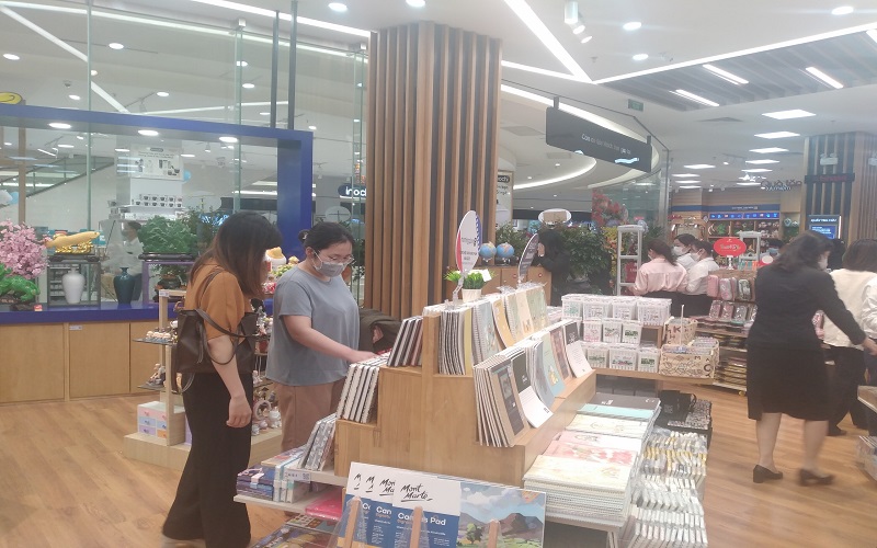 Tưng bừng khai trương nhà sách FAHASA Long Biên