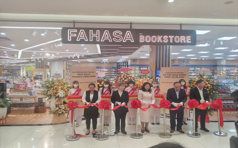 Tưng bừng khai trương nhà sách FAHASA Long Biên