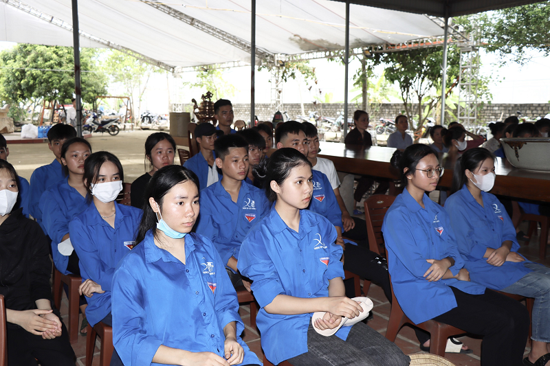 Tạp chí Tài nguyên và Môi đã trồng mới 636 cây xanh tại chùa Vạn Linh