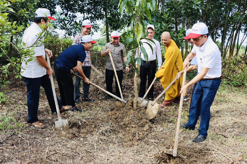 Tạp chí Tài nguyên và Môi trường phát động trồng cây tại chùa Vạn Linh, Thanh Hóa